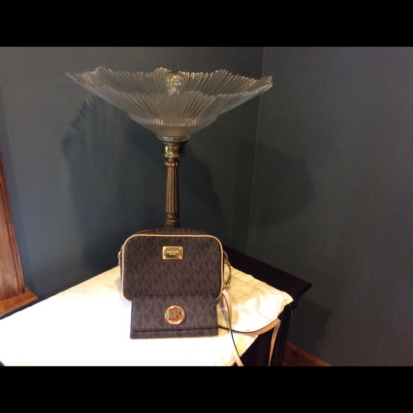 Michael Kors Fulton crossbody & carry all wallet - Picture 2 of 10